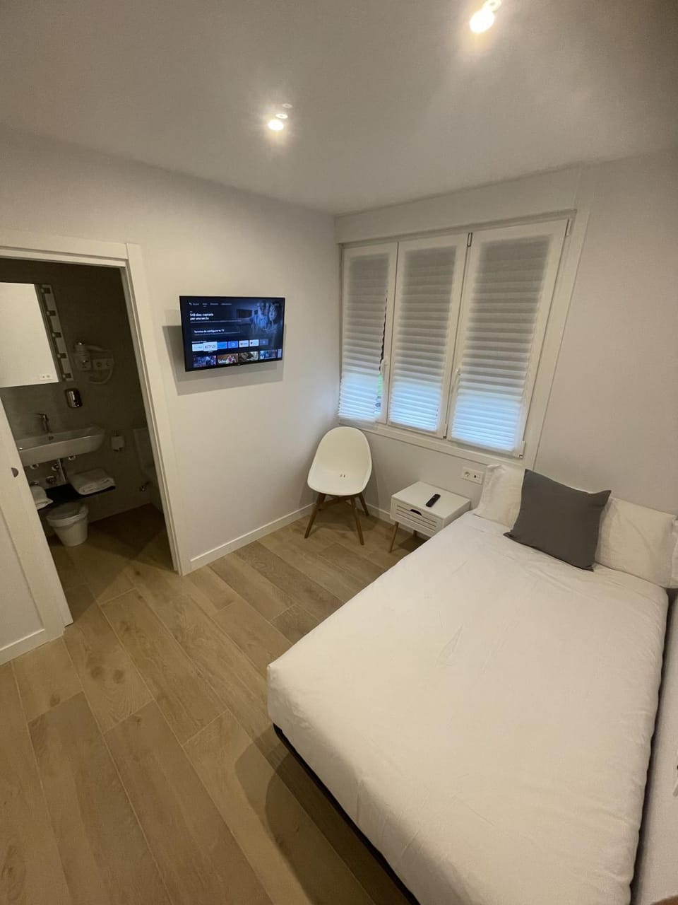 Bed, TV and multimedia, Photo of the whole room, Bedroom, hair dresser, locker, wardrobe