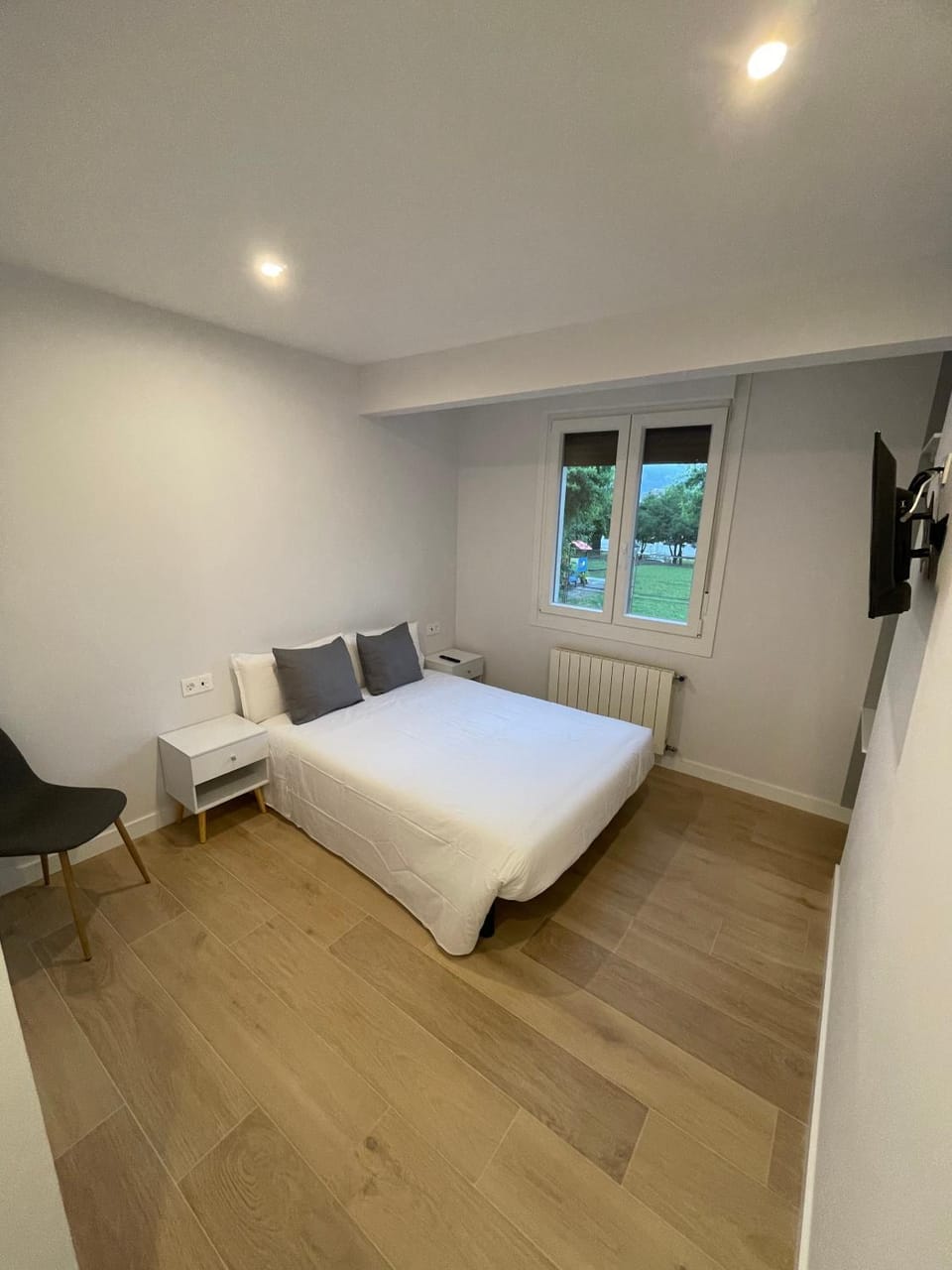 Bed, TV and multimedia, Photo of the whole room, Bedroom, hair dresser, locker, wardrobe