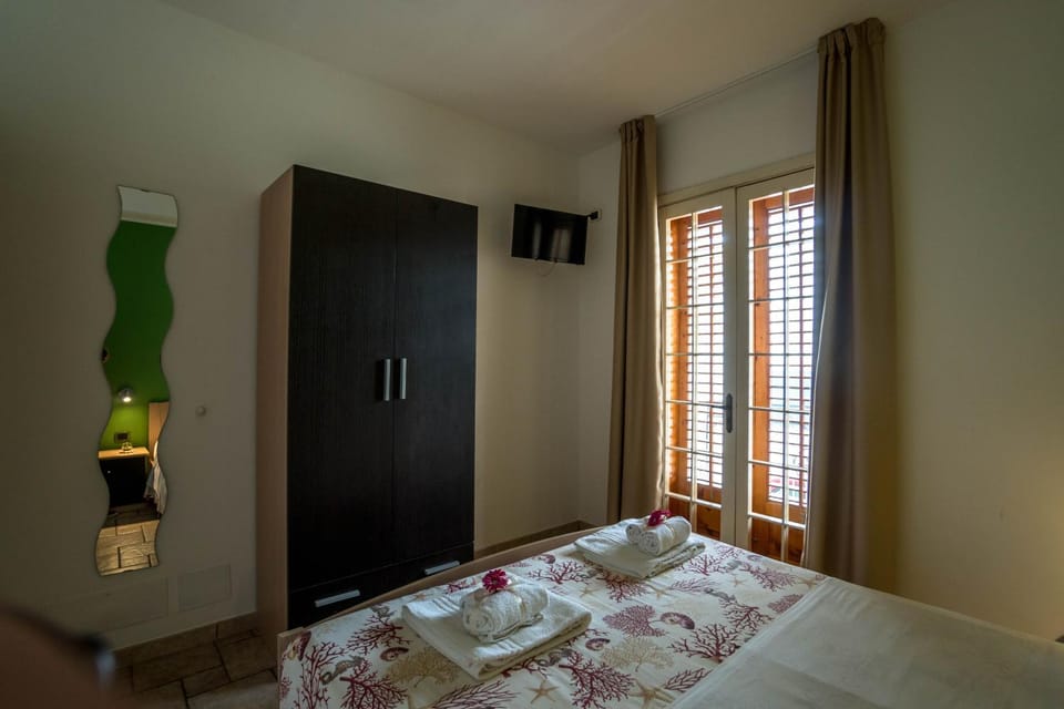 Bed, TV and multimedia, Bedroom, wardrobe