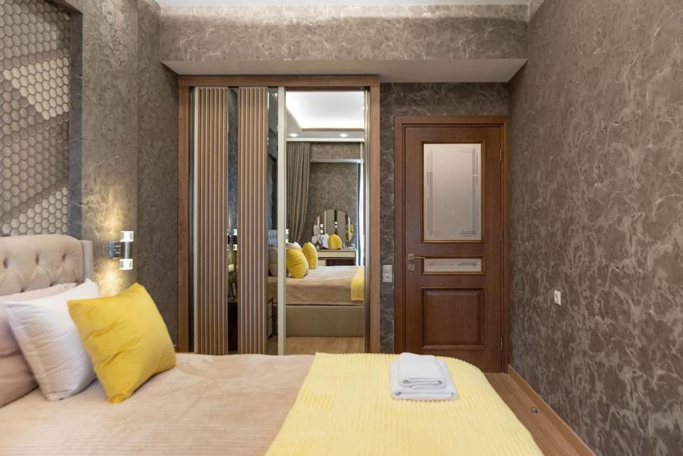 2-Bedroom Apartment with Spacious Park View Balcony - Parking - Vake, Tbilisi Apartment in Tbilisi, Georgia