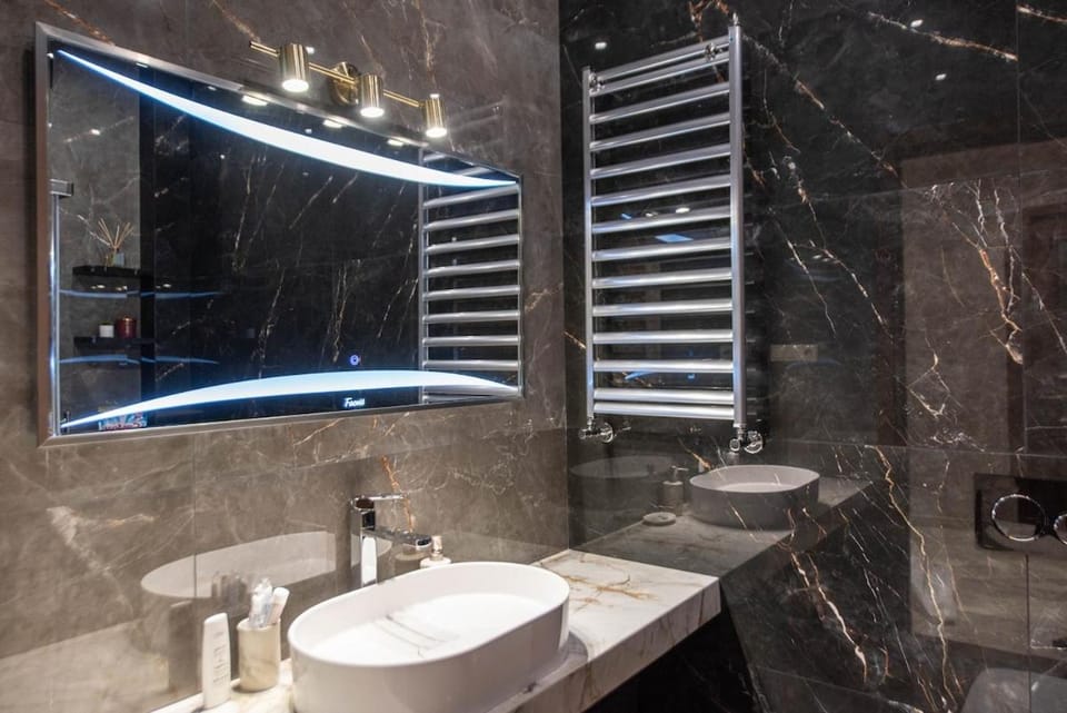 2-Bedroom Apartment with Spacious Park View Balcony - Parking - Vake, Tbilisi Apartment in Tbilisi, Georgia
