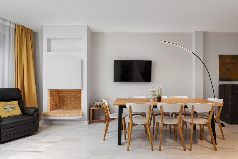 TV and multimedia, Living room, Seating area, Dining area