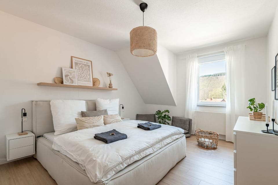 Bed, Photo of the whole room, Bedroom, towels