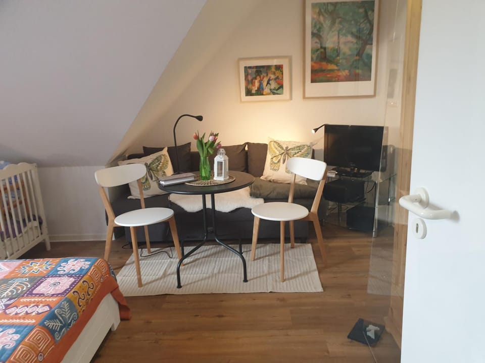 Bed, TV and multimedia, Photo of the whole room, Seating area, Bedroom