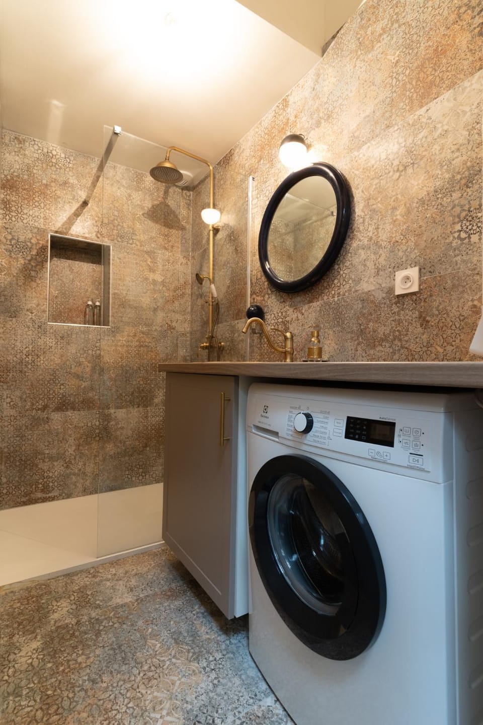 Bathroom, washing machine