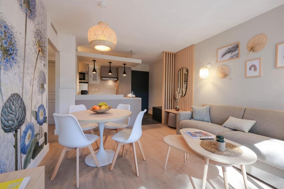 Kitchen or kitchenette, Seating area, Dining area