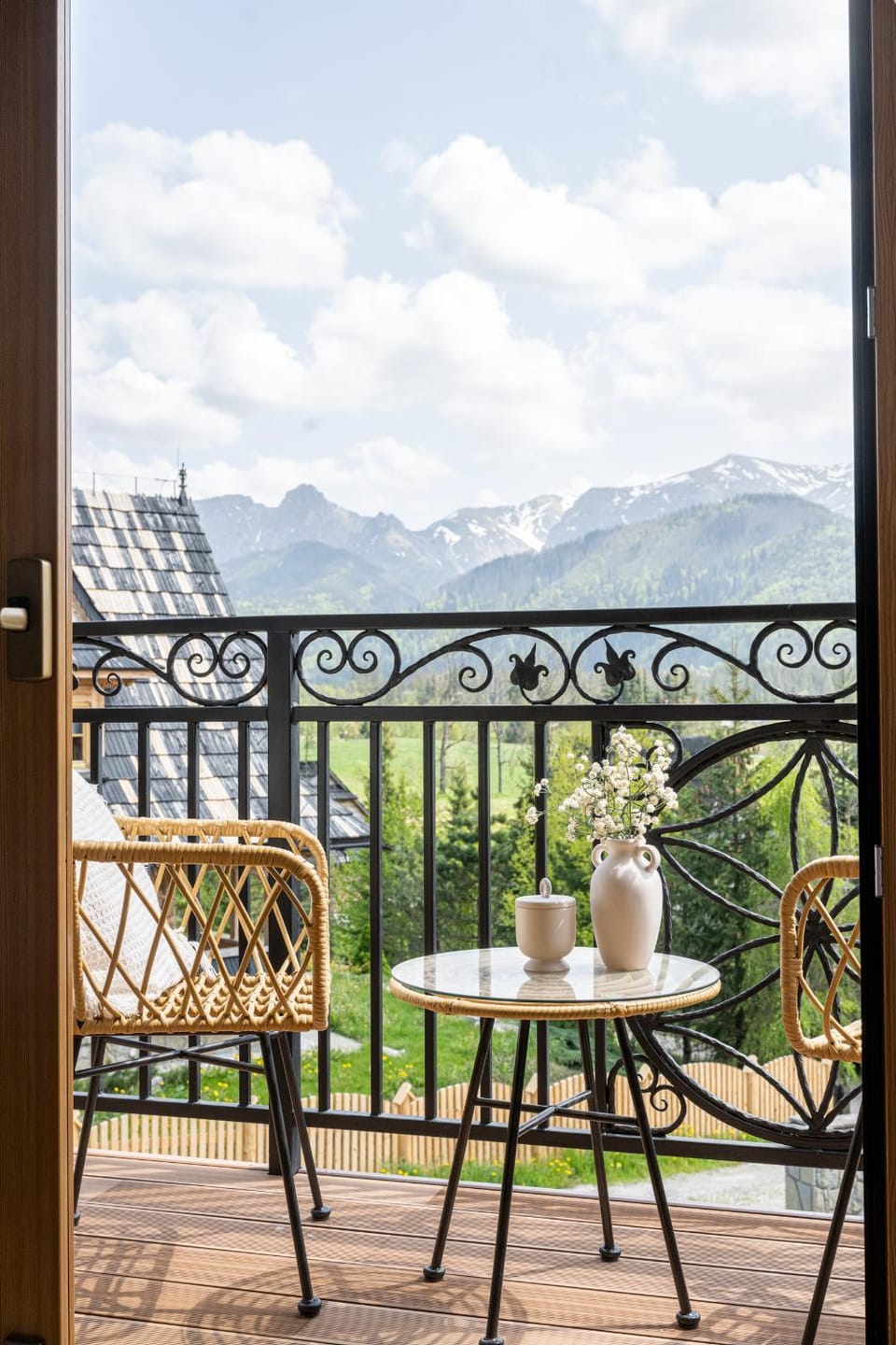 Balcony/Terrace, Mountain view