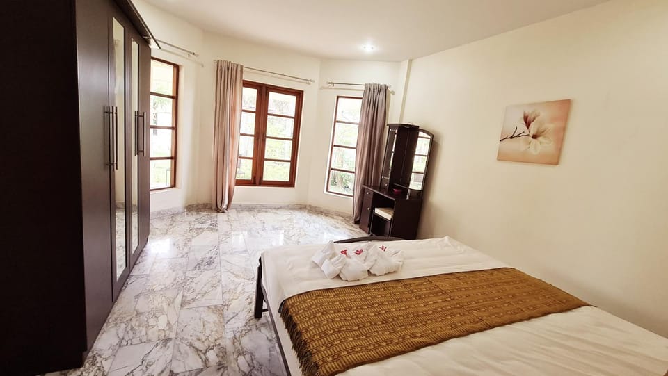 Schnes Bungalow mit gemeinschaftichem Auenpool und 2km vom Sandstrand enfernt Bed and Breakfast in Thailand