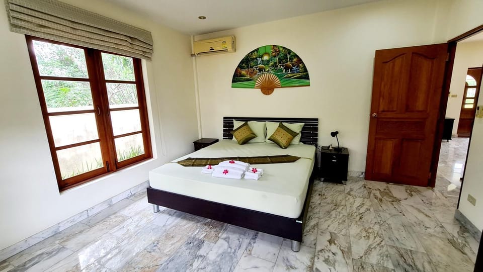 Schnes Bungalow mit gemeinschaftichem Auenpool und 2km vom Sandstrand enfernt Bed and Breakfast in Thailand