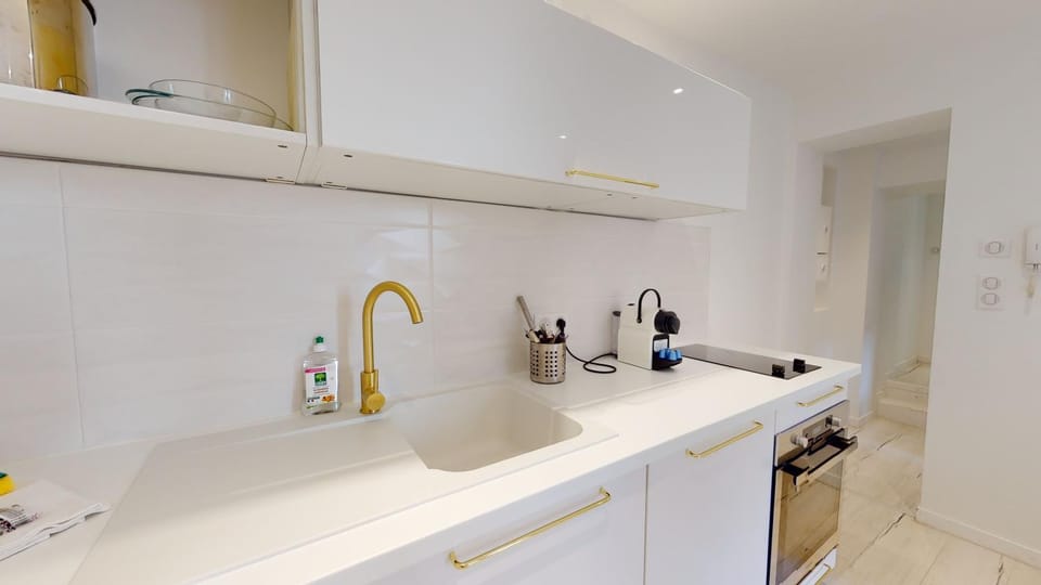 Kitchen or kitchenette, minibar, stove