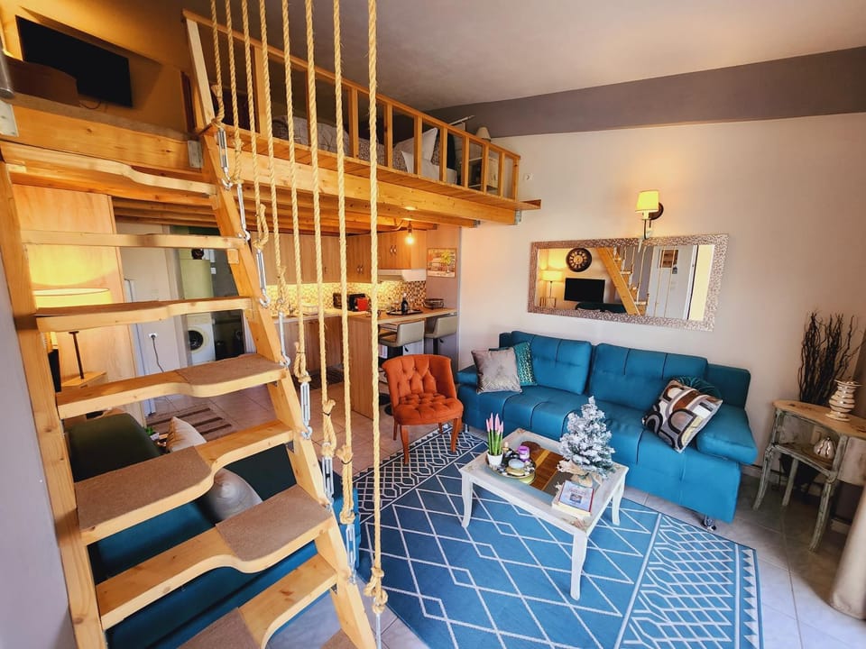 Living room, Photo of the whole room, Seating area, Dining area, pet friendly, stove