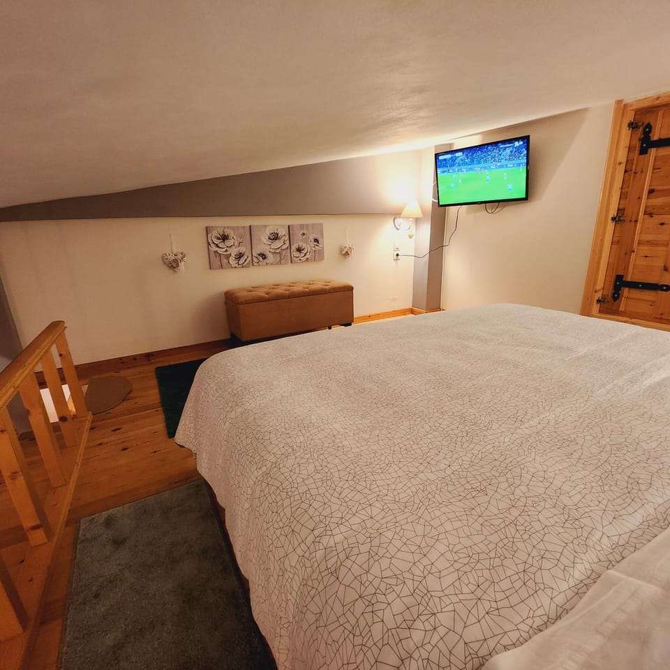 Bed, TV and multimedia, Bedroom