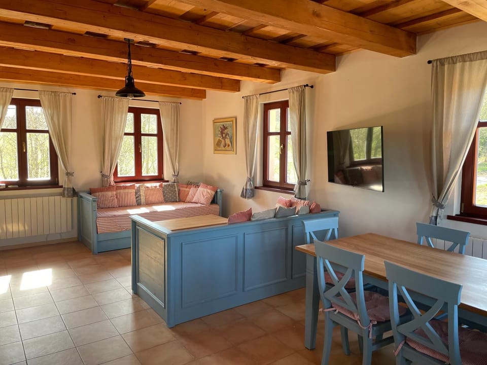Communal lounge/ TV room, TV and multimedia, Living room, Seating area, Dining area, Evening entertainment, Entertainment