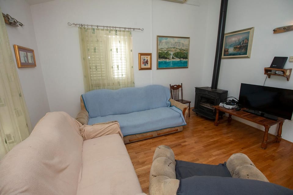 Property building, TV and multimedia, Living room, Seating area