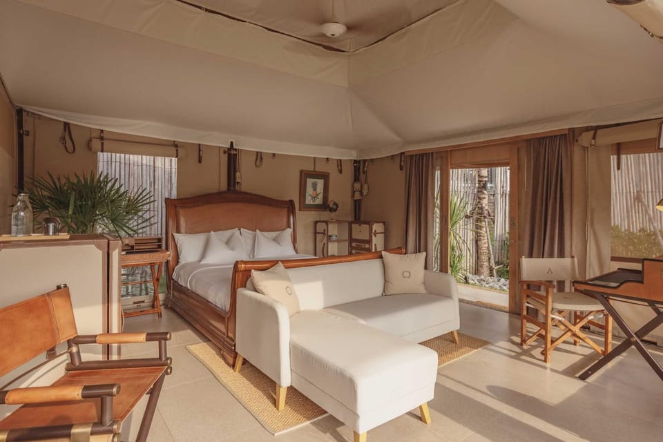Bed, Seating area, Bedroom
