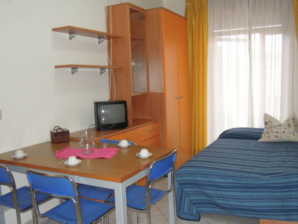 Communal lounge/ TV room, Bed, TV and multimedia, Bedroom