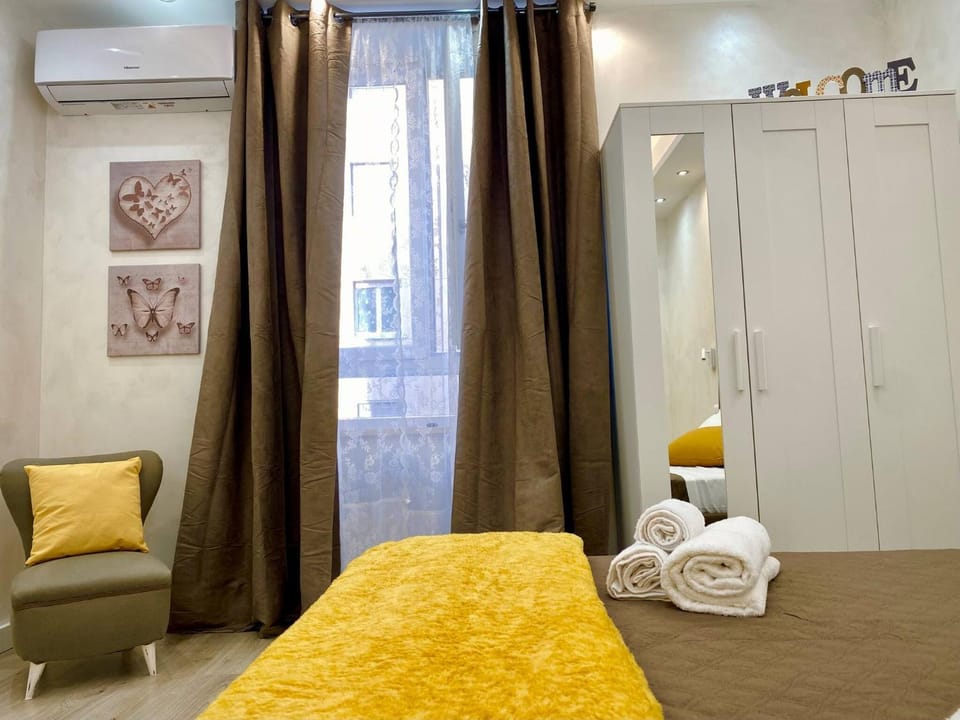 Colosseum Nearby Metro Outside, Easy Rome Sightseeing Apartment in Rome