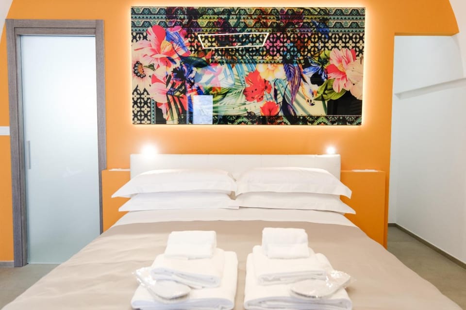 Bed, Bedroom, towels