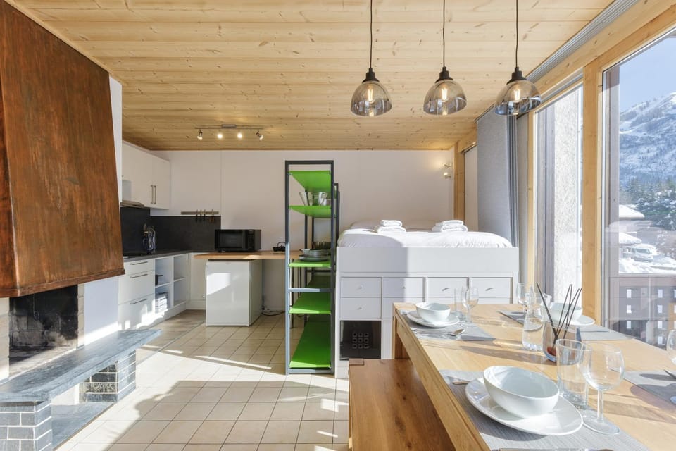 Kitchen or kitchenette, Dining area