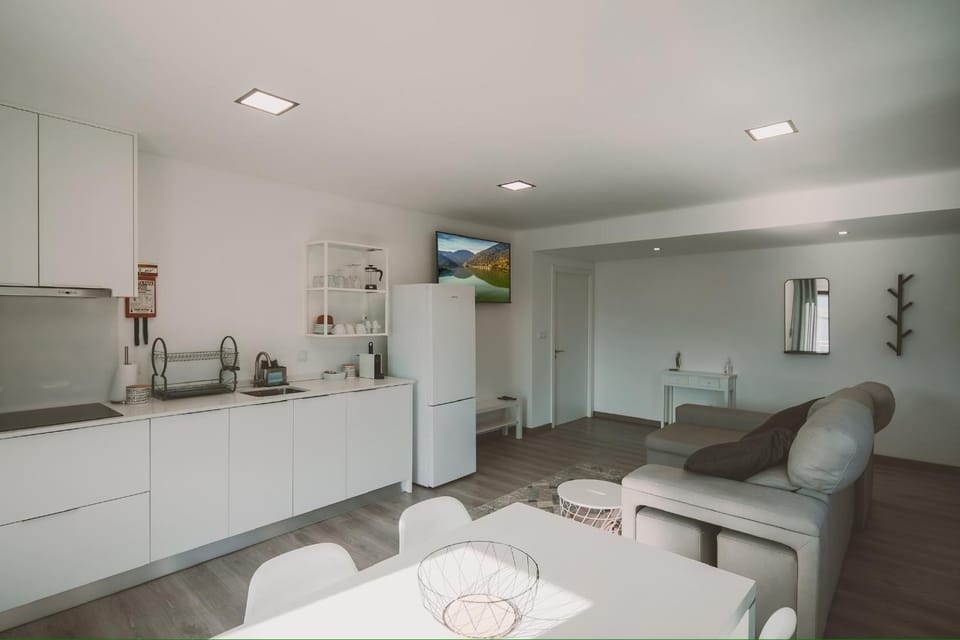 TV and multimedia, Coffee/tea facilities, Kitchen or kitchenette, Living room, Seating area, Dining area, dishwasher, oven, stove