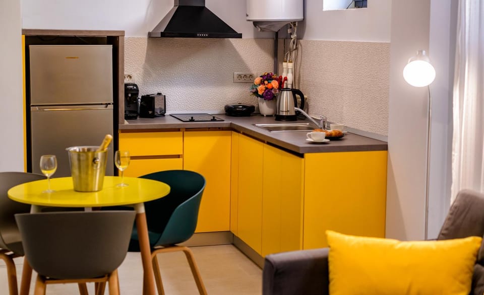Coffee/tea facilities, Kitchen or kitchenette, Dining area, stove