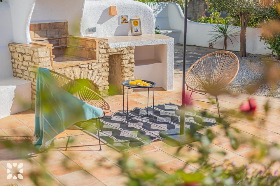 Property building, Patio, Day, BBQ facilities, Garden, Living room, Seating area, Garden view, sunbed