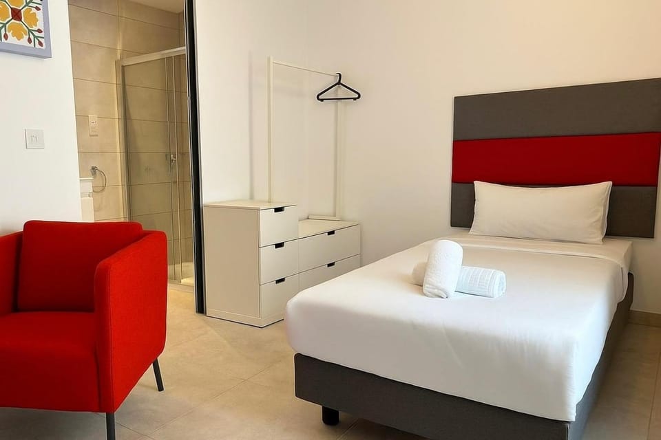 Bed, Bedroom, towels