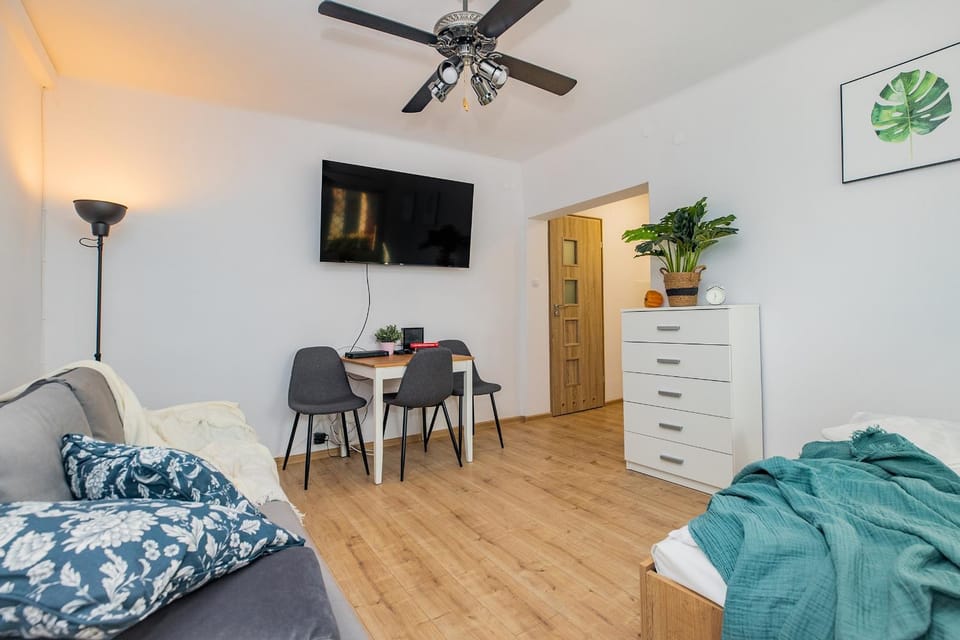 TV and multimedia, Living room, Seating area, Dining area, fireplace