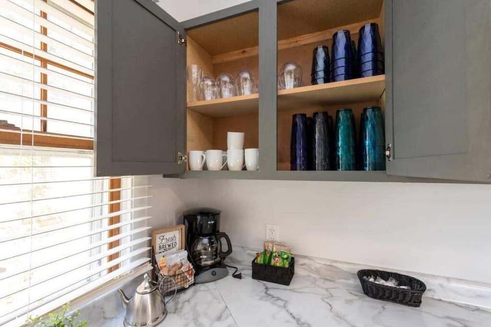 Downtown Retreat, Hot Tub, Firepit, Grill Apartment in Michigan City