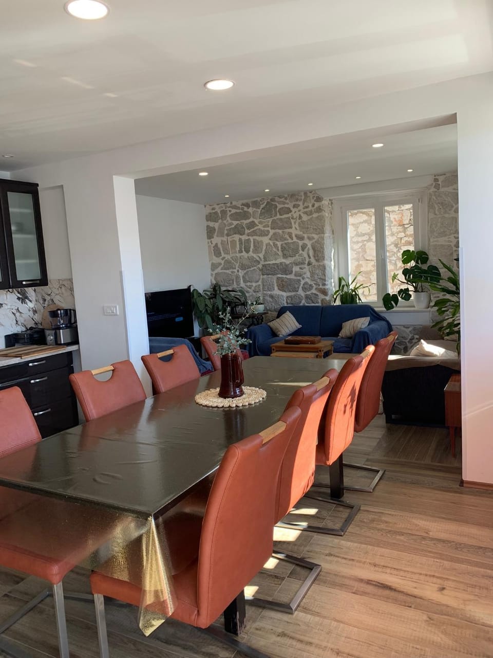 TV and multimedia, Kitchen or kitchenette, Living room, Seating area, Dining area