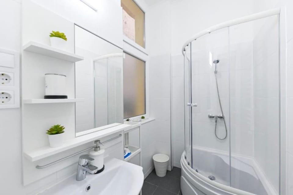 Lovely studio flat in Damjanich street - Leonard Apartment in Budapest
