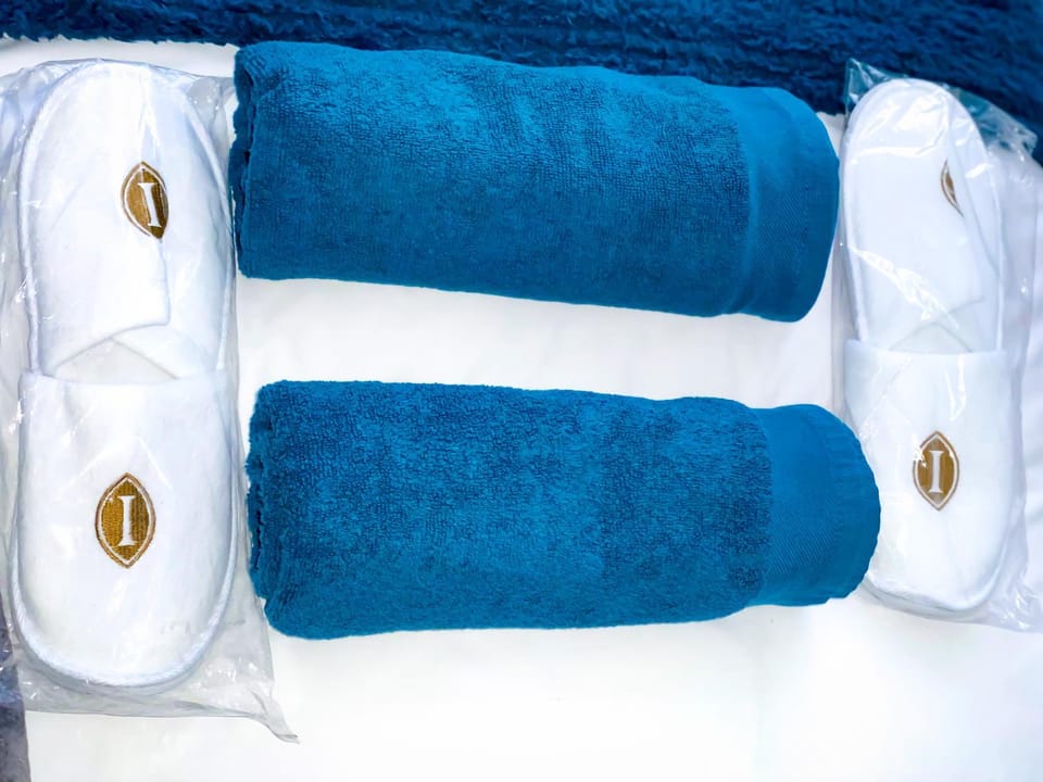 Bed, towels