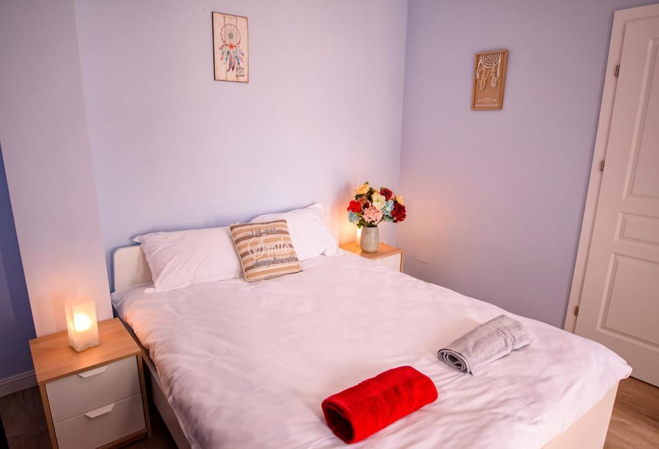 Bed, Photo of the whole room, Bedroom, towels