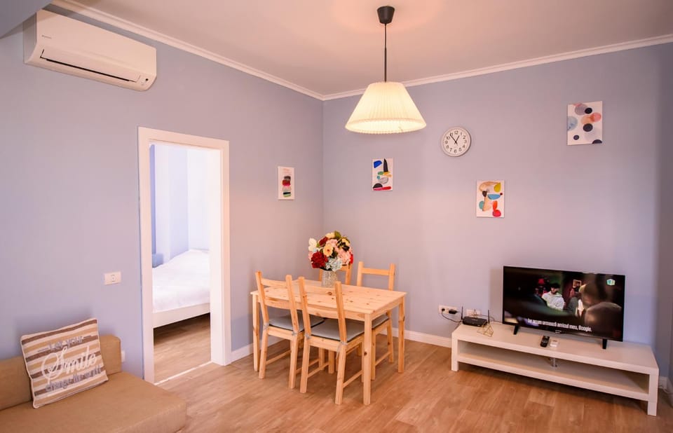 Communal lounge/ TV room, TV and multimedia, Living room, Seating area, Dining area, Evening entertainment, air conditioner