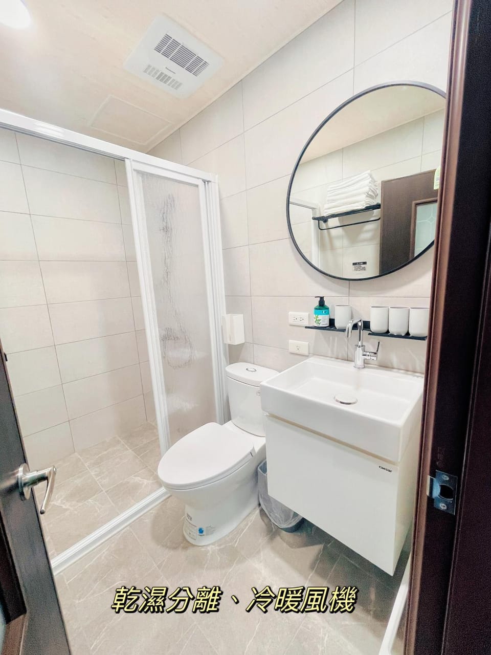 Shower, Toilet, Bathroom, towels