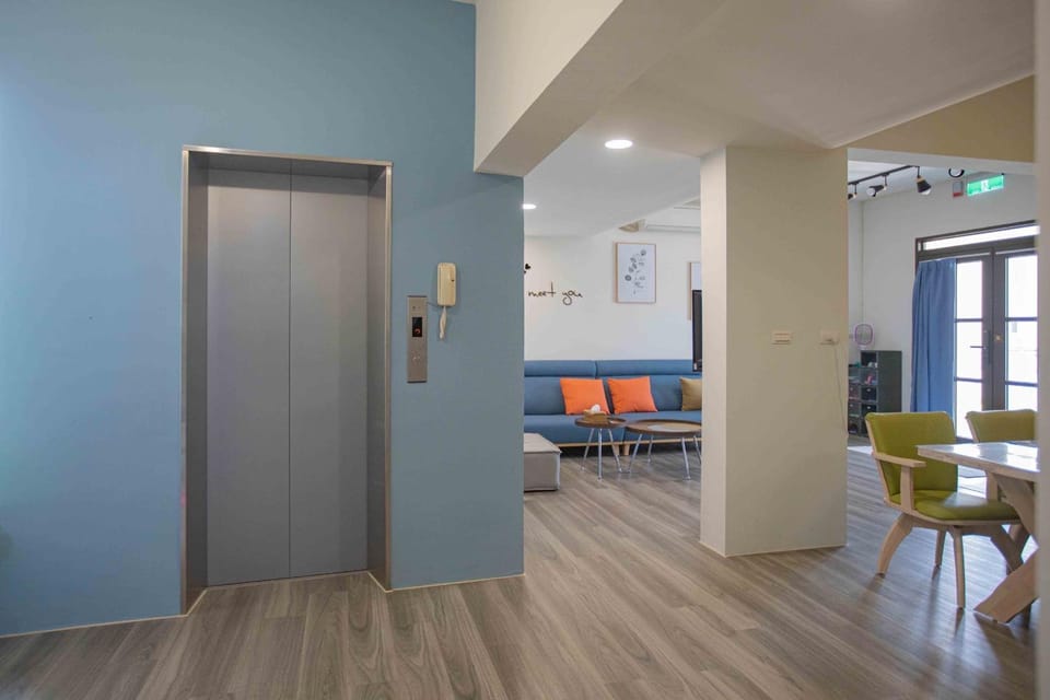 Living room, Seating area, elevator