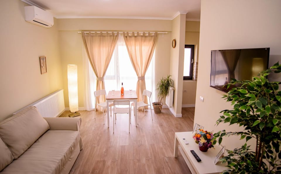 TV and multimedia, Living room, Seating area, Dining area, air conditioner