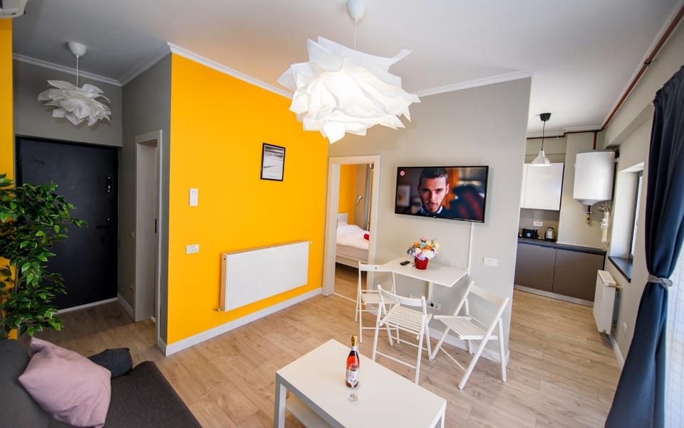 TV and multimedia, Kitchen or kitchenette, Living room, Seating area, Dining area