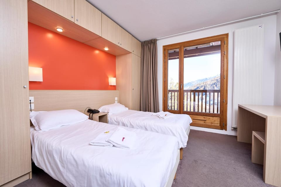Bed, Bedroom, towels