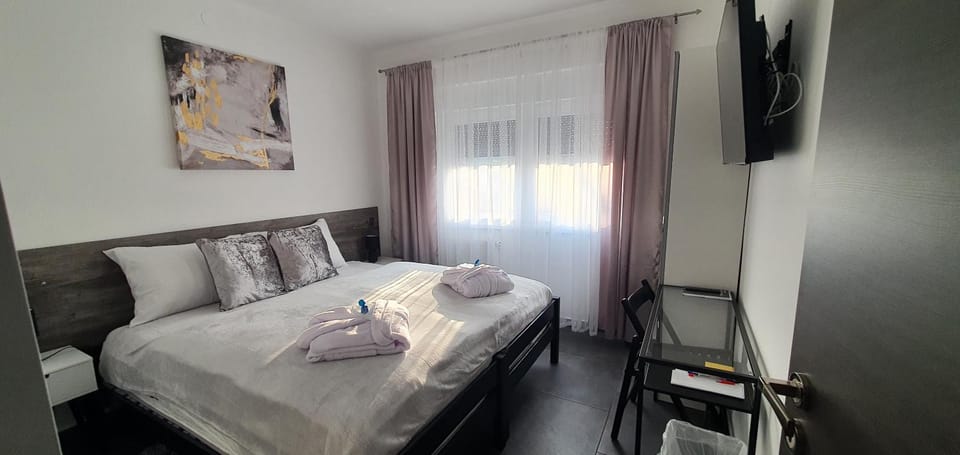 Bed, TV and multimedia, Photo of the whole room, Bedroom