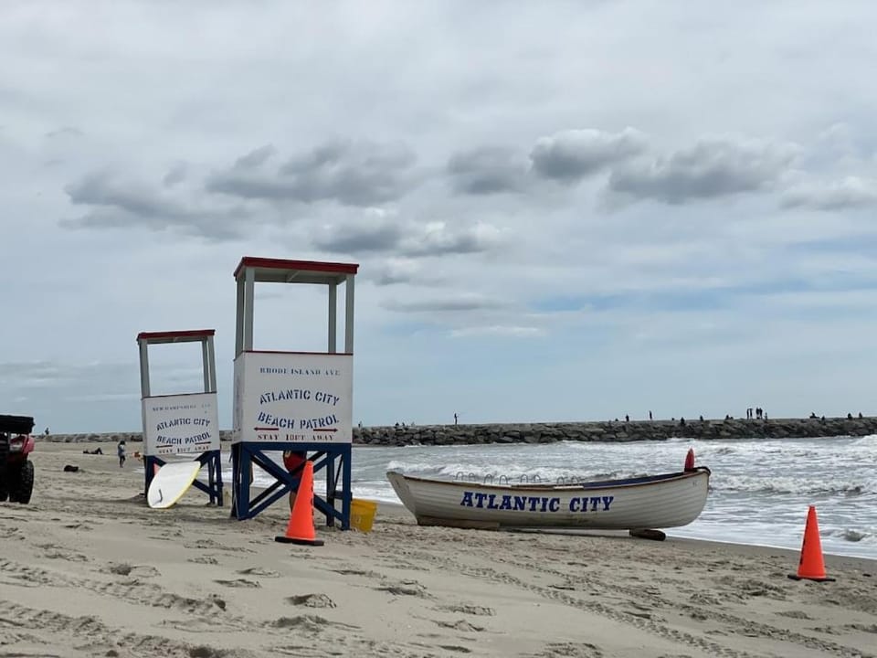 3 bedroom Atlantic City House Steps from Boardwalk, beach, shopping , nightlife. House in Brigantine