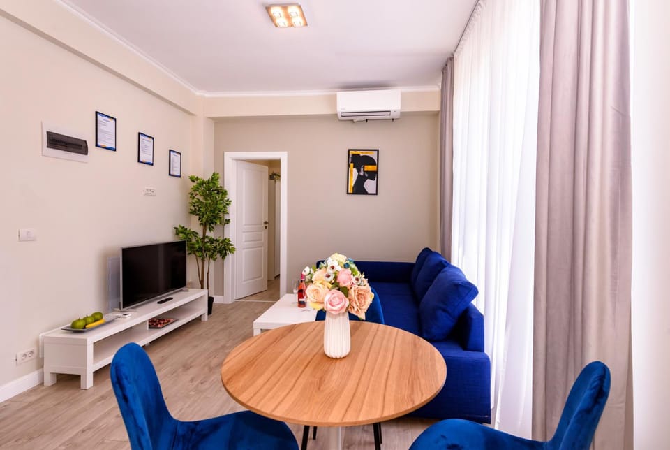 TV and multimedia, Living room, Seating area, Dining area, air conditioner