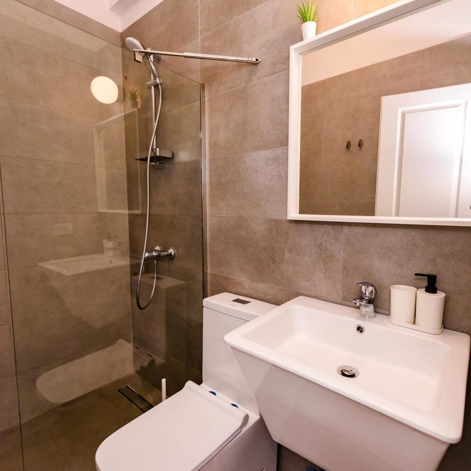 Shower, Toilet, Bathroom, towels