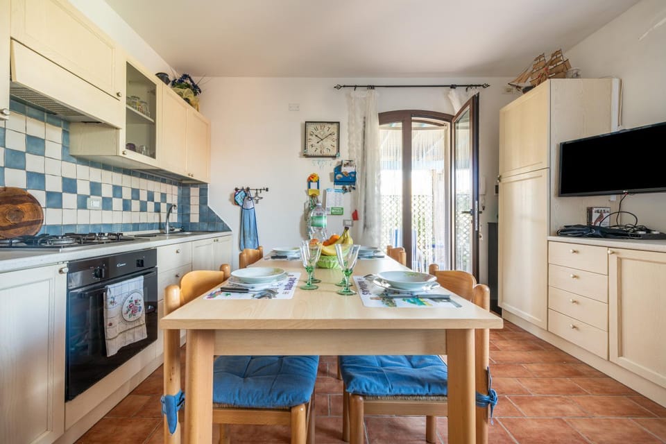 Property building, Kitchen or kitchenette, Living room