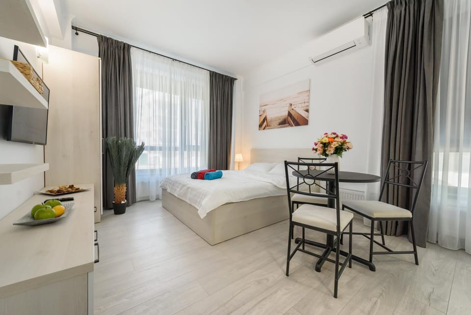 Bed, TV and multimedia, Living room, Dining area