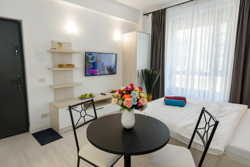 Bed, TV and multimedia, Living room, Dining area