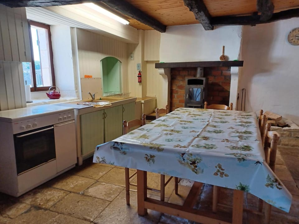 Kitchen or kitchenette, Dining area, pet friendly