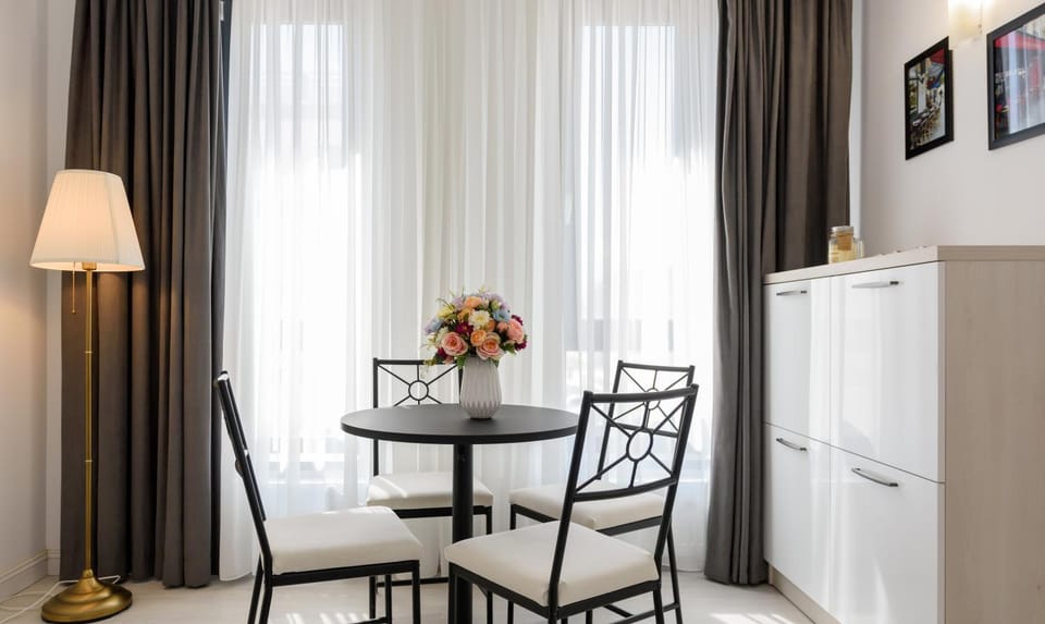 Seating area, Dining area
