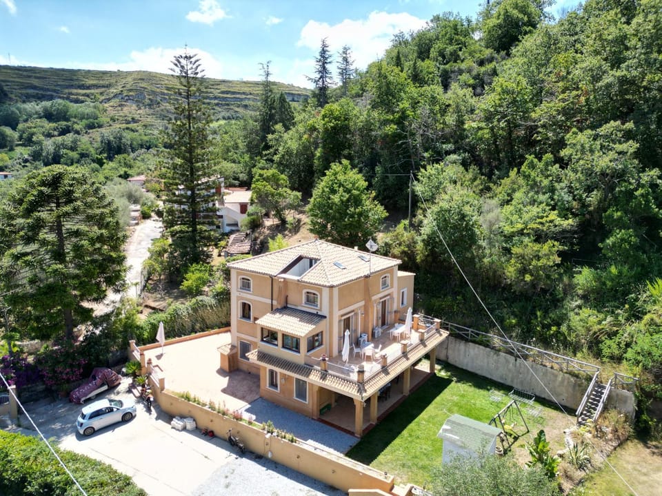 Villa con Piscina Privata a 2 kilometri da Tropea Villa in Calabria
