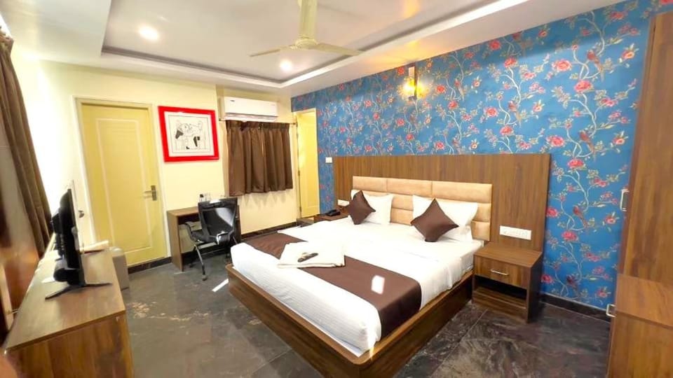TV and multimedia, Photo of the whole room, Bedroom, hair dresser